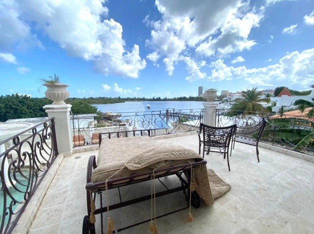 Exquisite Waterfront Villa – Point Pirouette